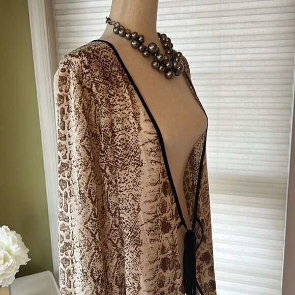 PrettylLittleThing Women’s 4 animal print tie front flowing cardigan NWT - Picture 9 of 16